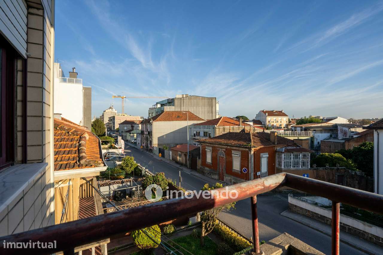 Apartamento T2, com estacionamento e arrecadação, no Porto-8