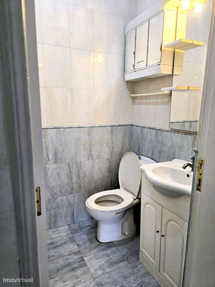 T1 em Linda-a-Velha – Cozinha Remodelada e Excelente Localização-8