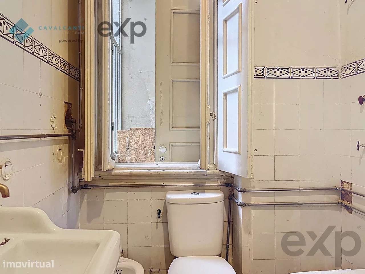 T3 com charme e logradouro Para Remodelar – Lisboa-29