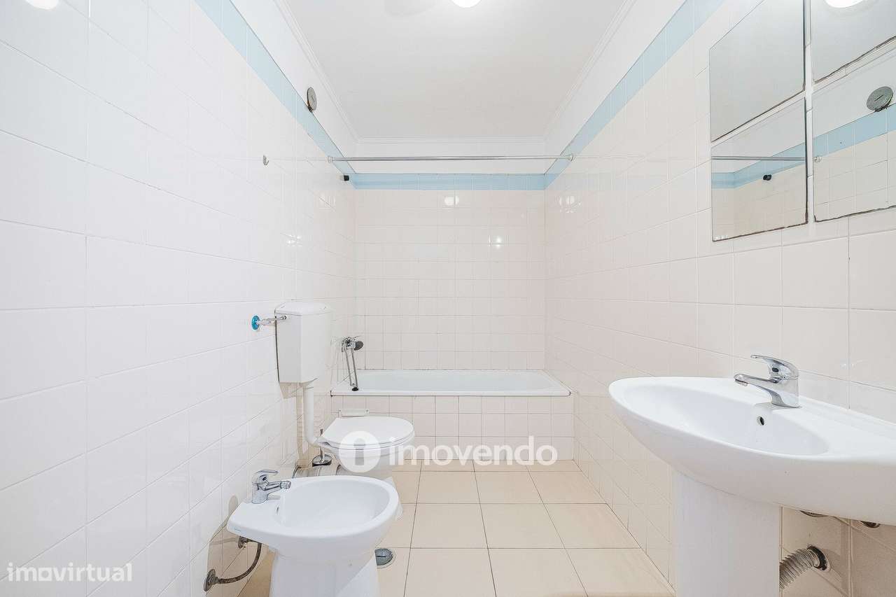 Apartamento T2 com cozinha equipada e estacionamento, na Ameixoeira-27