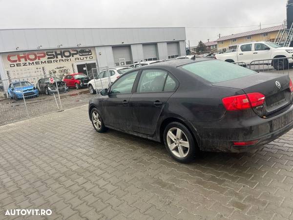 Praguri Volkswagen Jetta 2011 SEDAN 2.0 TDI - 4