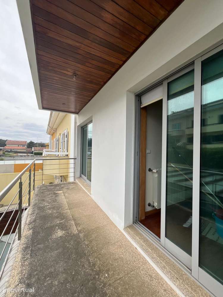 Geminada com piscina, garagem e terraço em Canidelo-48
