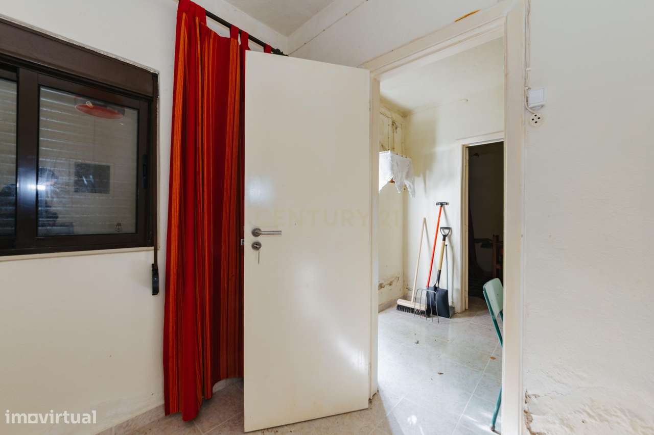 2 moradias para recuperar, com terreno, em Alverca.-21