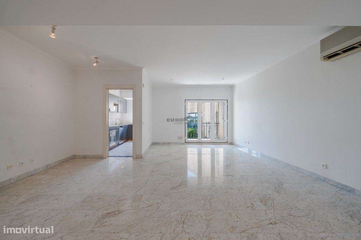 Elegante T1 com Vista Mar no Condomínio Britânia, Jardins e Piscina-15