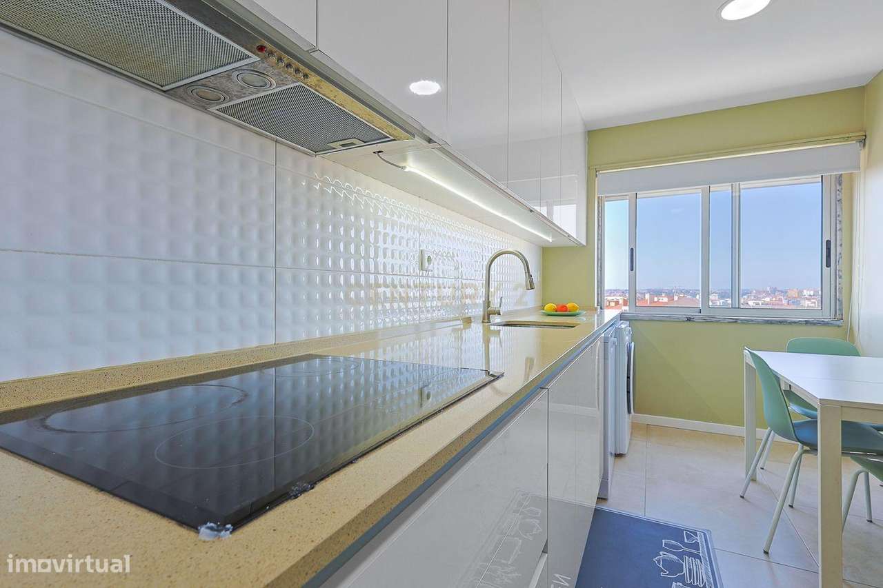 T3 Remodelado com Varanda e Vista para Lisboa – Torre da Marinha, Seix-13