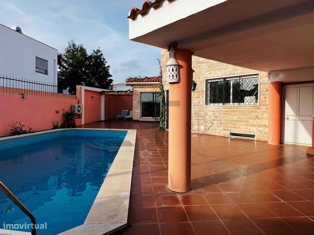 Encantadora Moradia T5 com Piscina para Venda, em São Pedro do Estoril - Grande imagem: 3/33