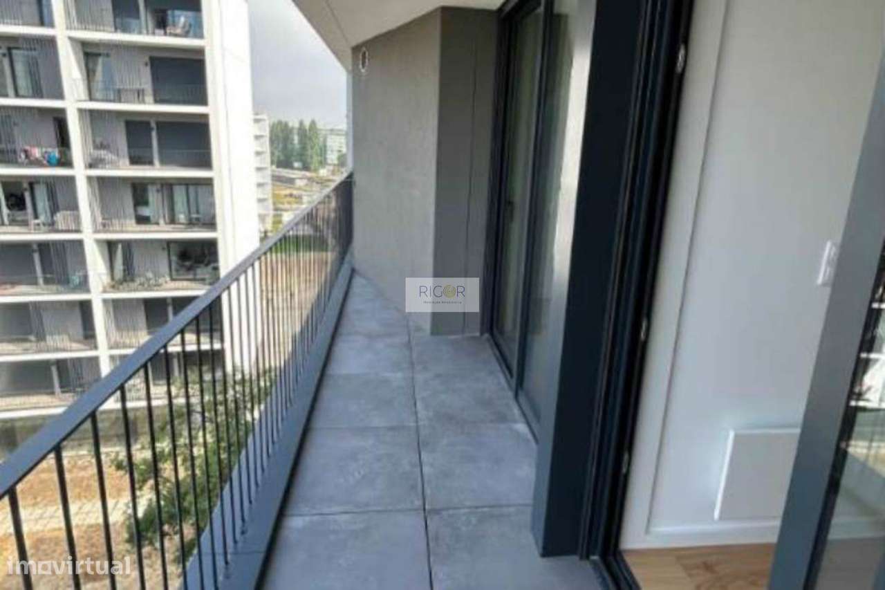 Apartamento T1 semi-novo, com varanda e garagem, ao Pólo Universitário - Grande imagem: 2/12