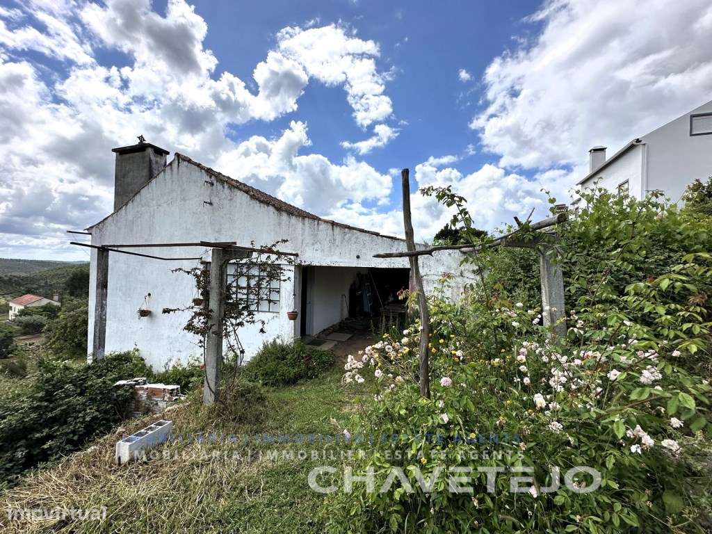 Quintinha com duas casas de campo e uma arrecadação a cerca de 4 km...-28