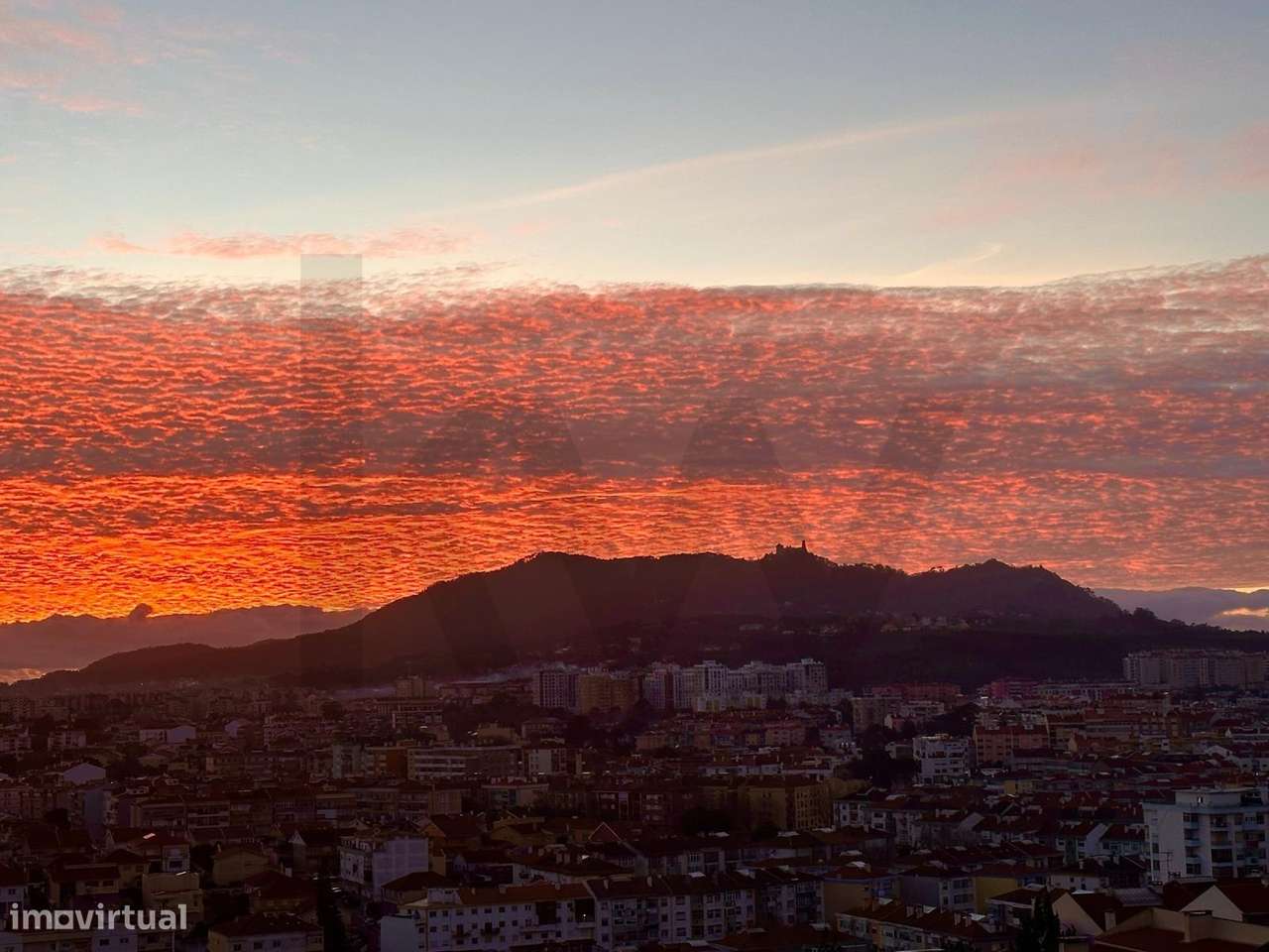 T4 no Último Piso com Terraço de 100m2 e Vista Panorâmica Deslumbrante-6
