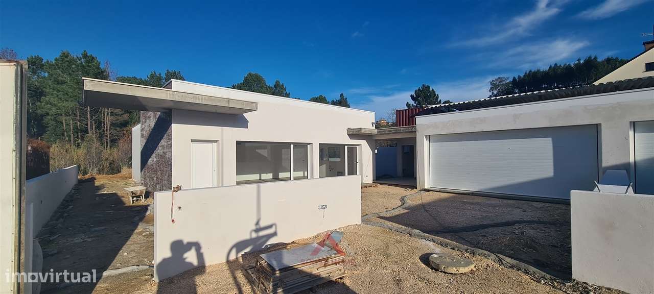 Moradia Rés-do-Chão T4 / Ilha / Jardim - Grande imagem: 2/43