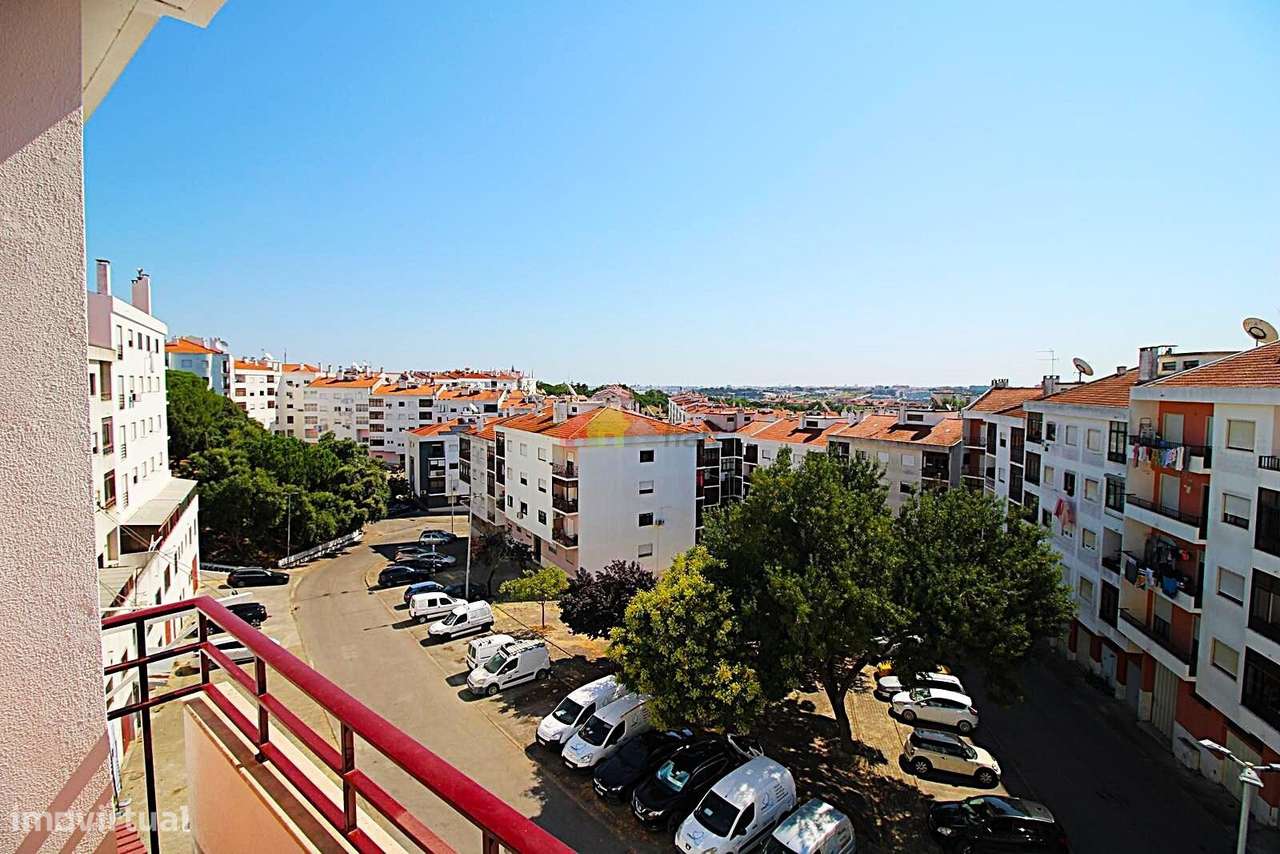 Apartamento T4, 3º andar, Totalmente Remodelado na Amora-18