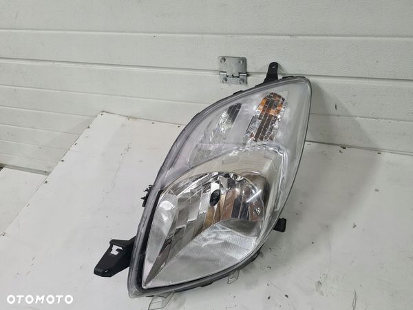 Lampa przednia lewa Toyota Yaris II lift - 1