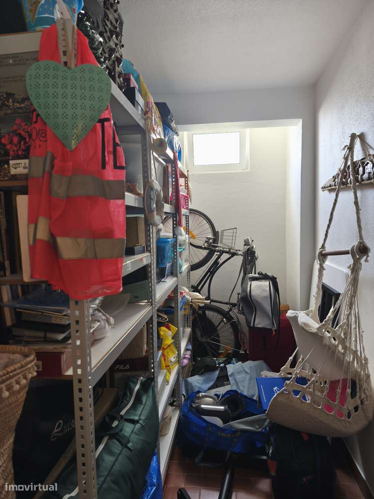 T2 Bem Conservado na Rua José Cardoso Pires, Areias, Estoril.-28