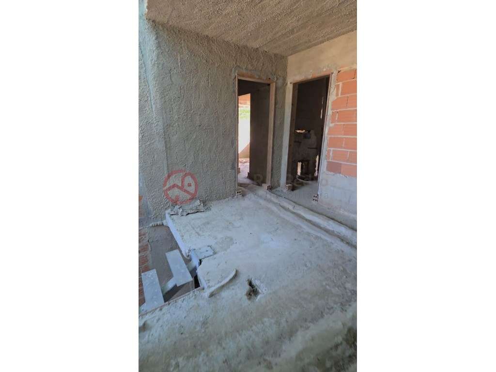 Terreno urbano com 1214m², com moradia edificada.-9