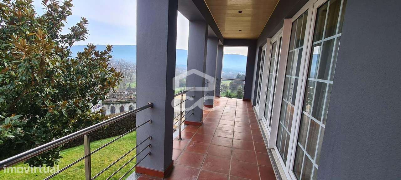 Vivenda de luxo com piscina e vistas deslumbrantes a minutos do centro-11