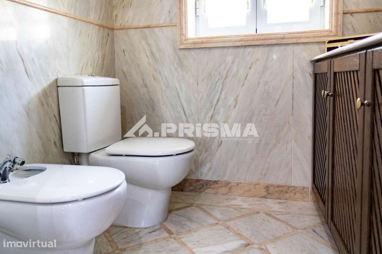 Moradia T5 para Venda em C. Branco-25