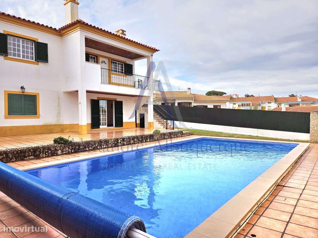 Moradia Isolada T4 de Prestígio com Piscina e Jardim-30