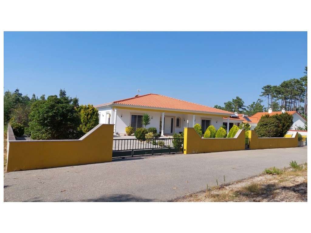 Moradia térrea, individual T4 com piscina e jacuzzi, zona Coimbrão-41