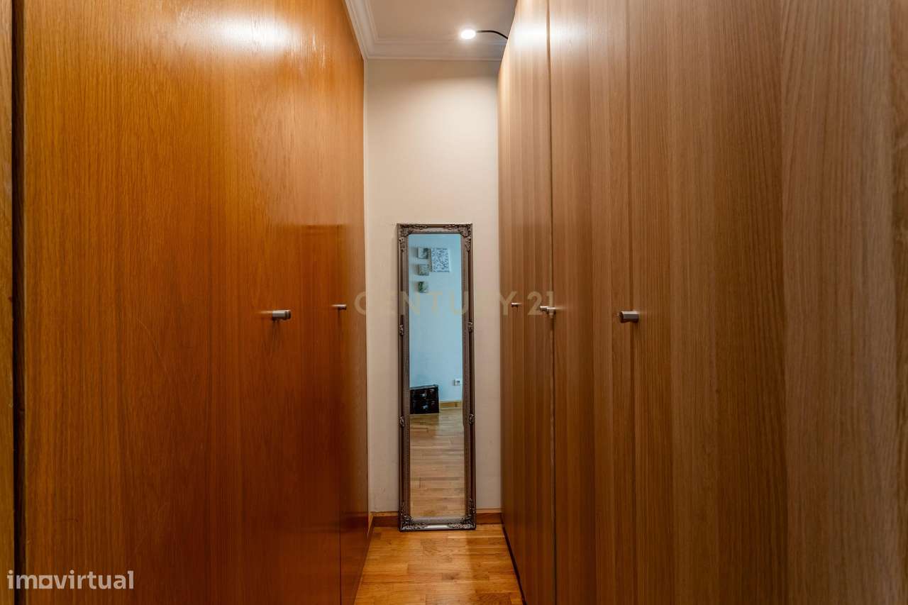 T2 com varanda, arrecadação e lugar de garagem – Rua São Bento Menni,-20