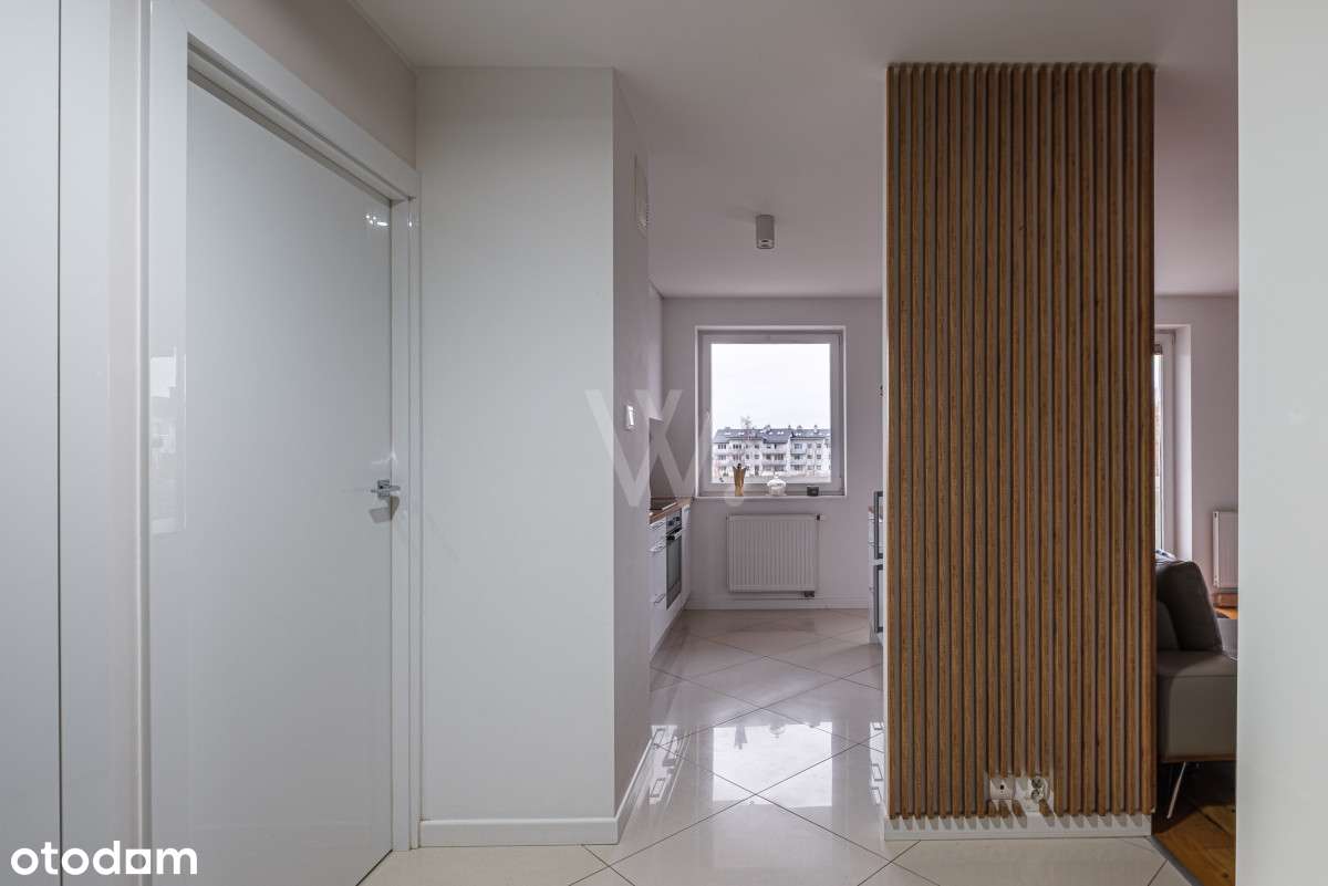 Przestronne, jasne wnętrze z miejscem i komórką.-7