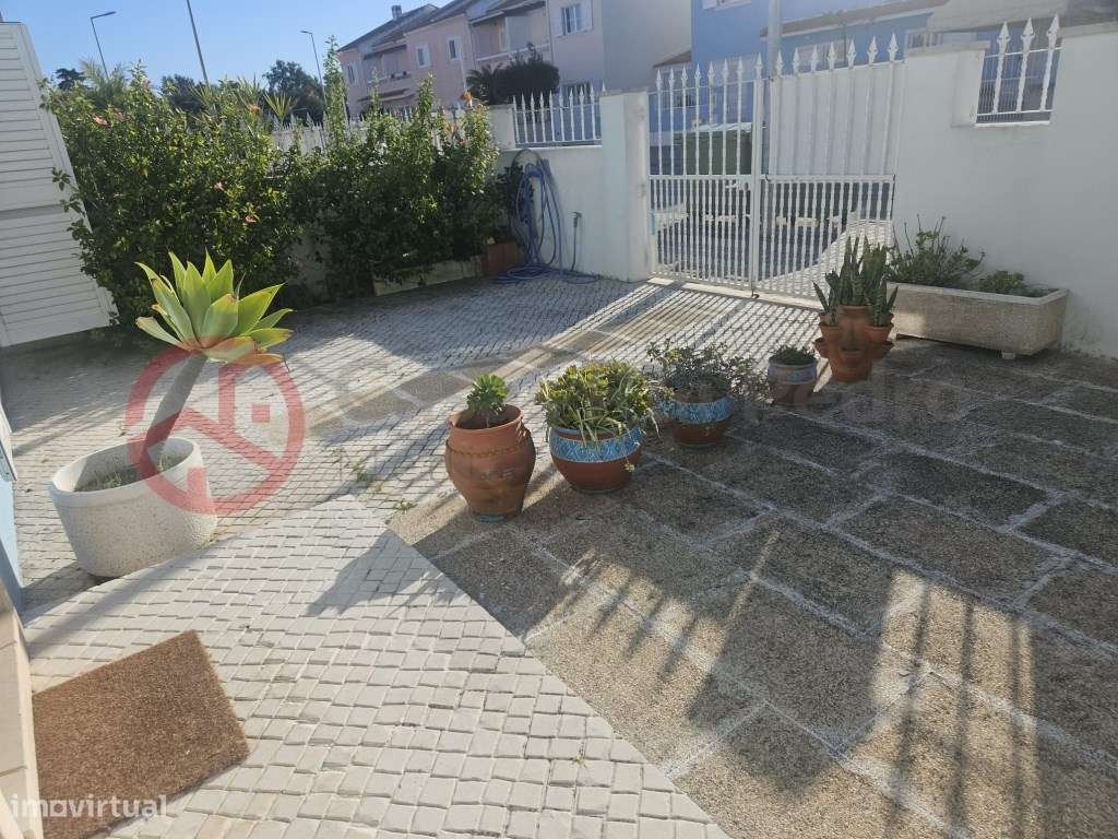 Moradia em Banda T3 com Excelentes Áreas em Sarilhos Pequenos - Grande imagem: 4/31