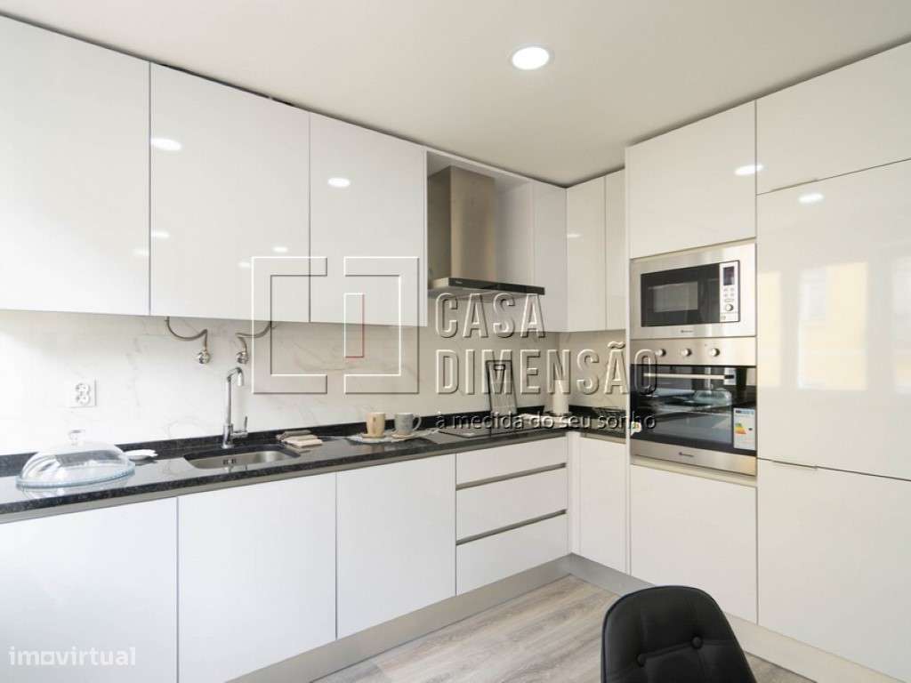 Apartamento de tipologia T3, com Varandas em Benfica!!-10