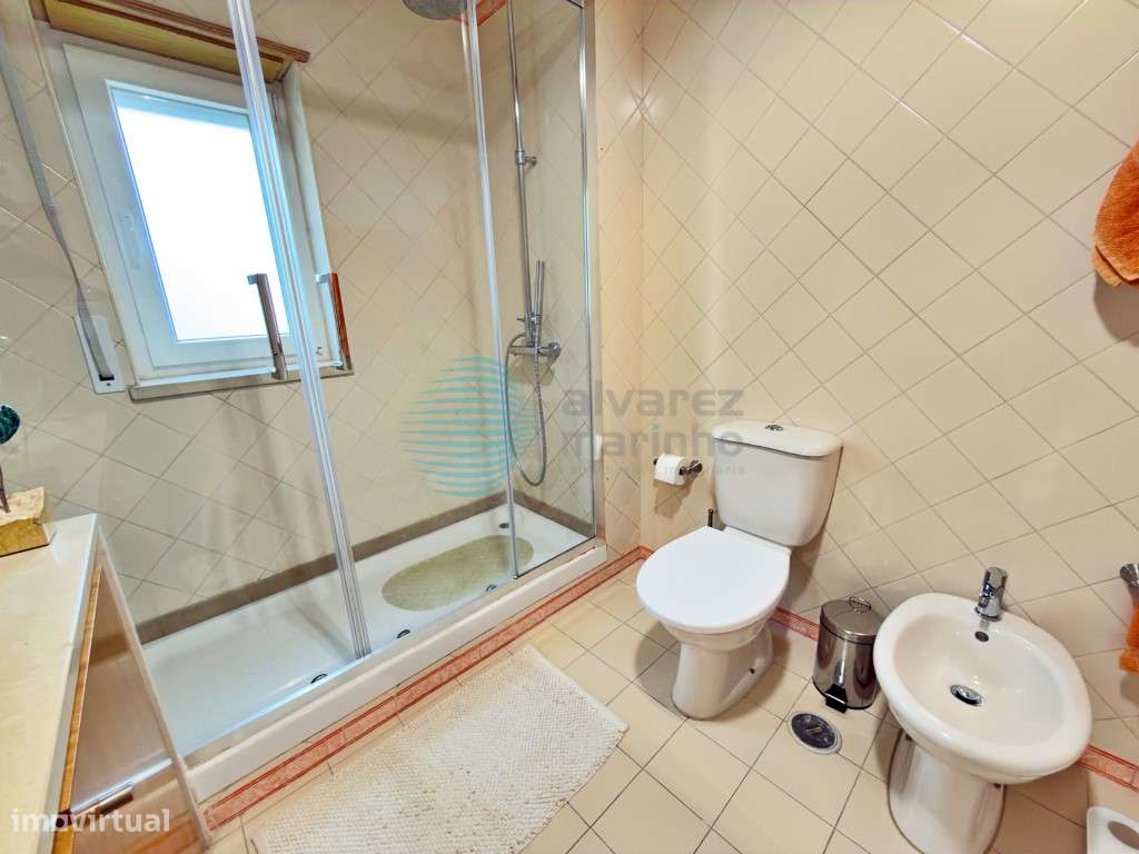 Apartamento T5, com 3 varandas, 2 lugares de estacionamento e Arrec...-31