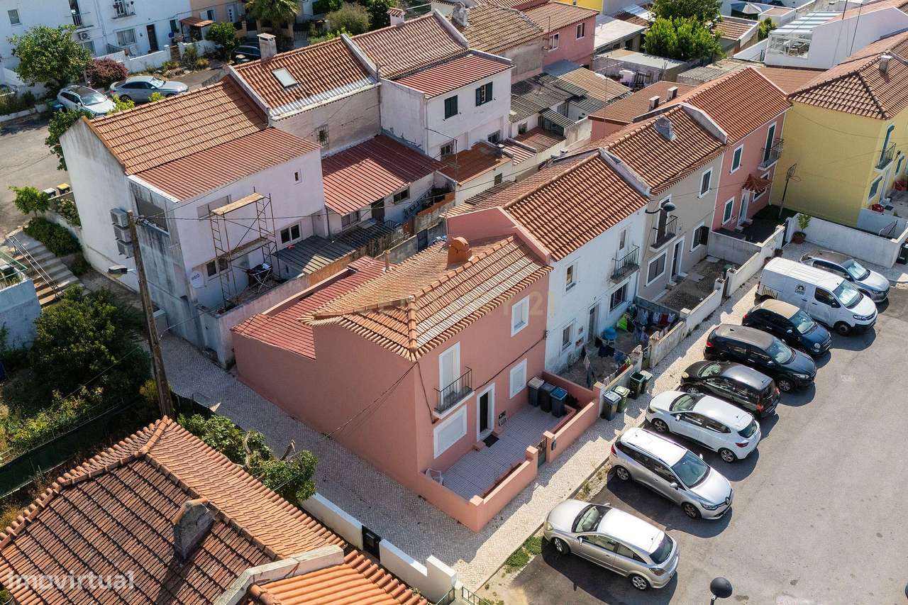 Moradia T3 com Quintal e Alto Potencial no Caramão da Ajuda, Lisboa-3