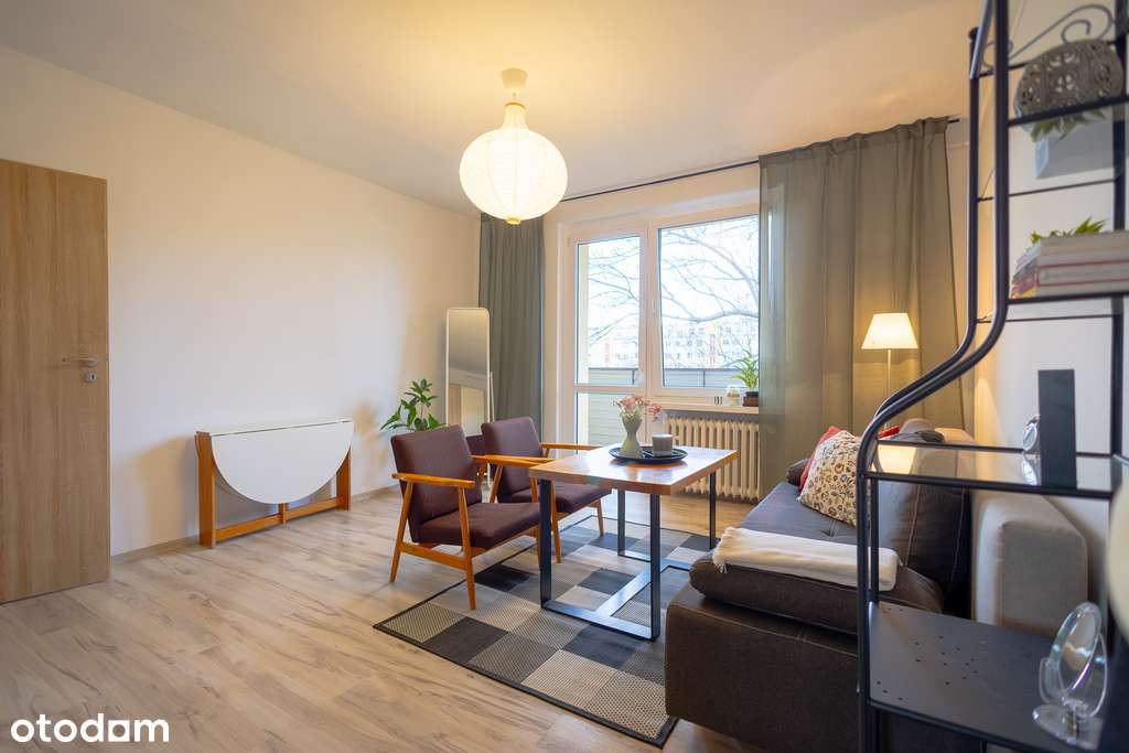 kawalerka z oddzielną kuchnią/Krzyki/Huby/balkon-1