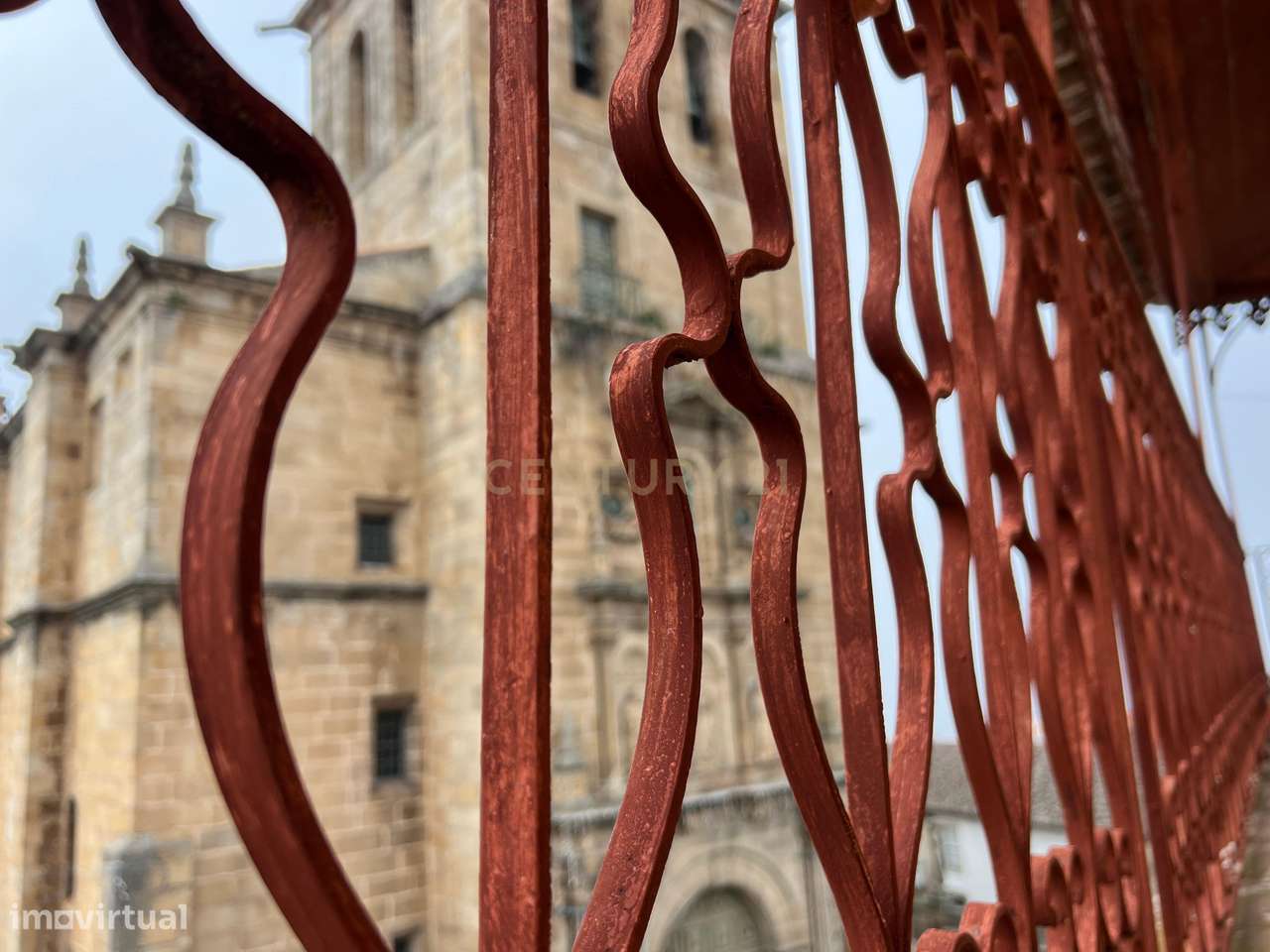 Prédio de quatro andares, composto por unidades independentes, situado - Grande imagem: 3/19