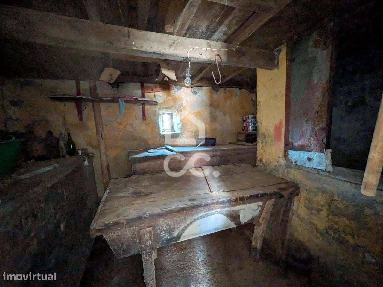 Oportunidade Única: Moradia para Restauro com Grande Potencial-12