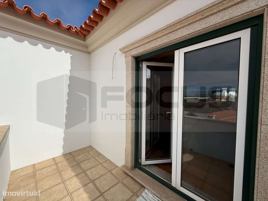 Espaçosa moradia T4 para venda em Esgueira-5
