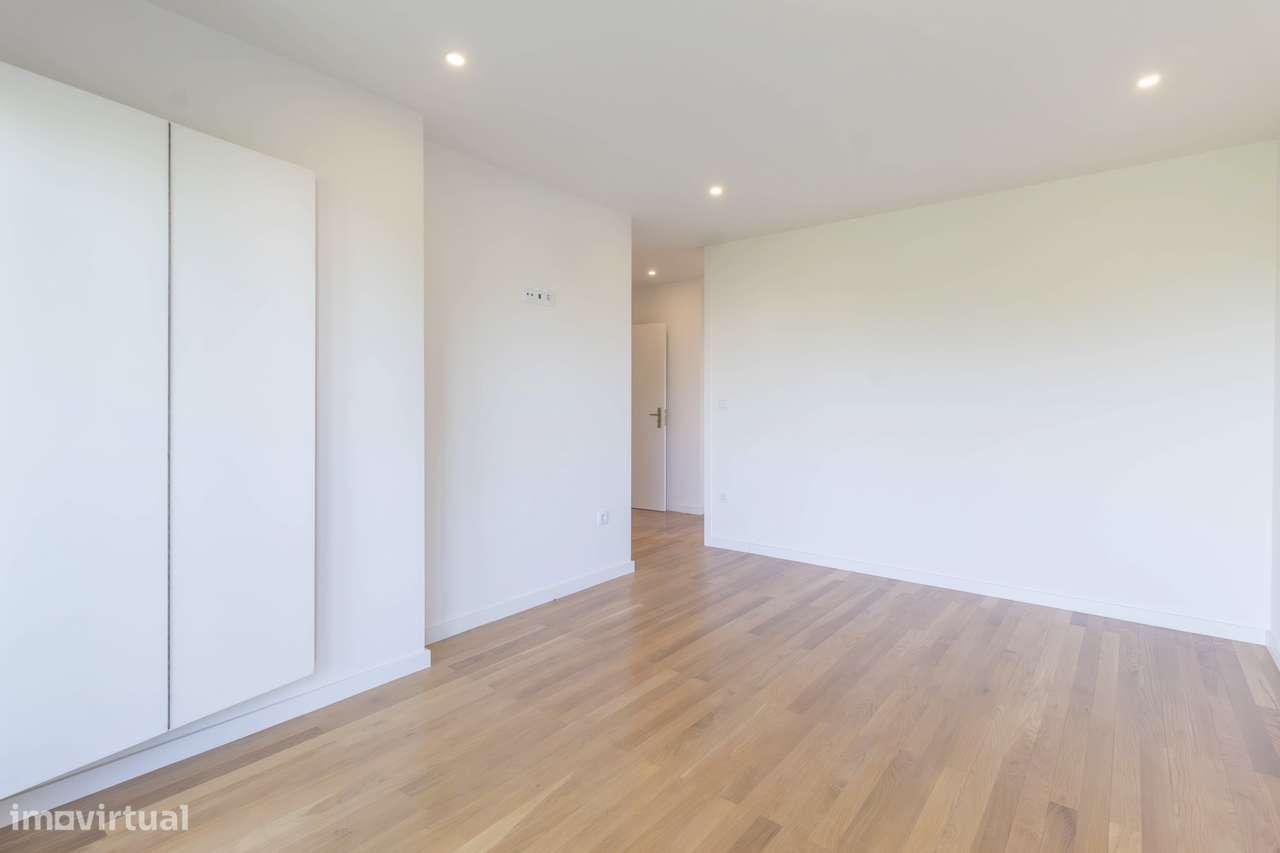 Apartamento T3, excelentes áreas 240m2 + garagem 31m2 + arrumos 4m2-30