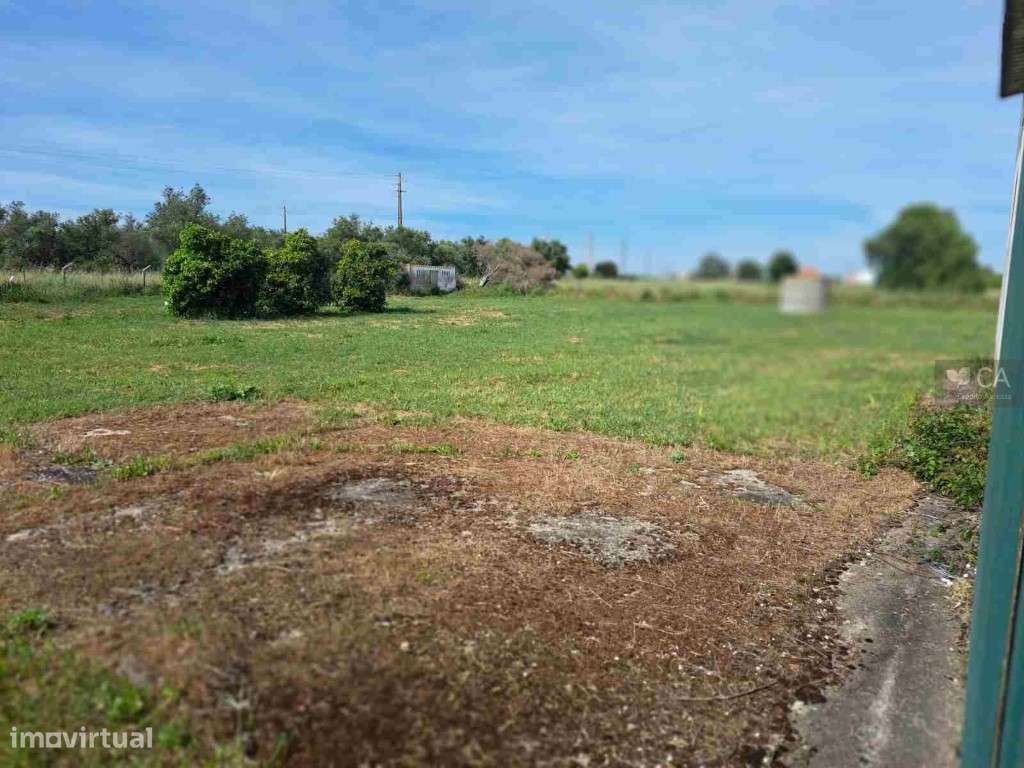 Armazém com 373m2 de área bruta de construção e terreno com 4142 m2...-1