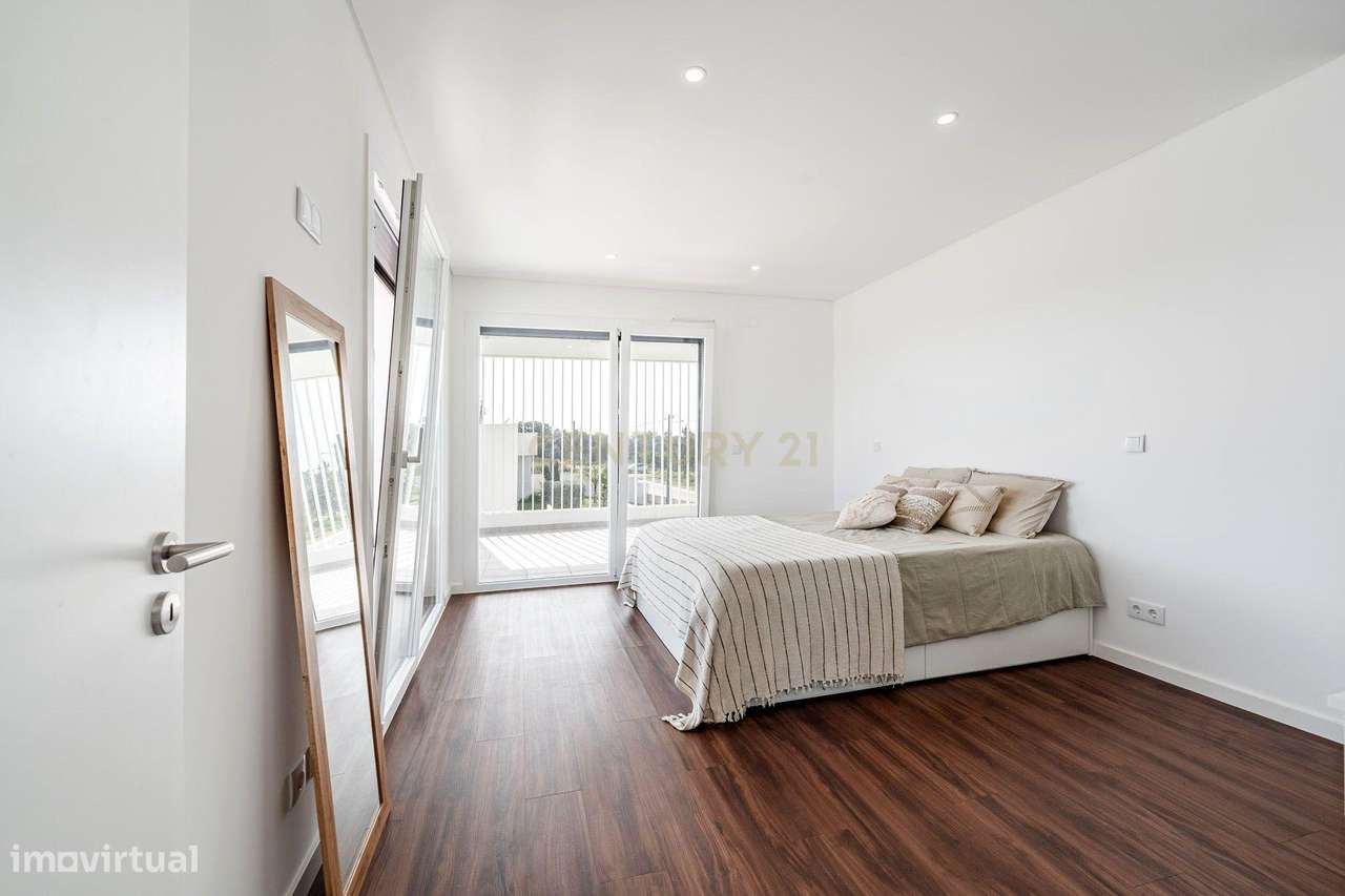 Moradia T4 em Fernão Ferro, Seixal, com Piscina e enorme Jardim-49