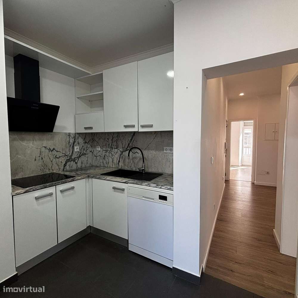 T2+1 Totalmente Remodelado em Edifício Recuperado!-0