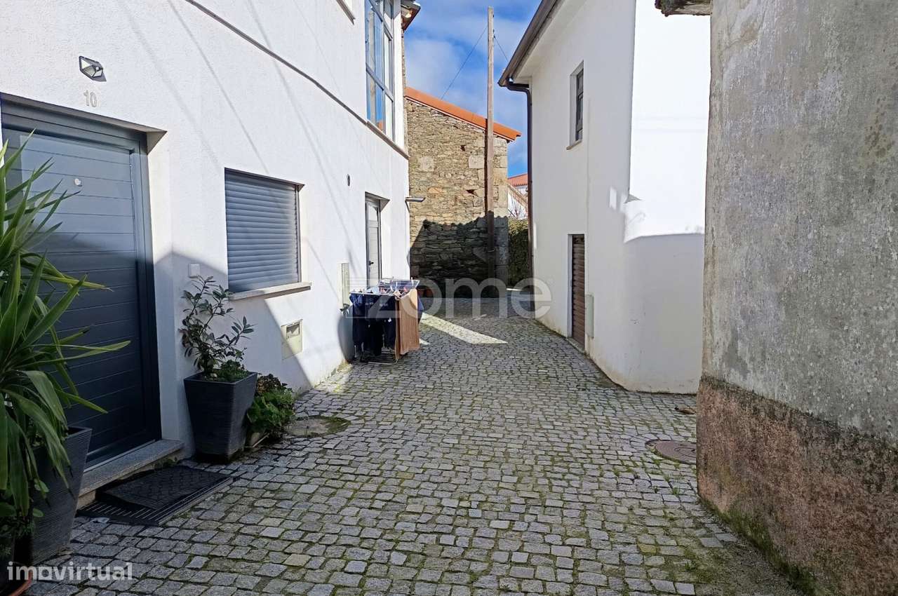 Reerguer com Estilo: Moradia T2 com Vista sobre Paços, Sabrosa - Grande imagem: 3/36