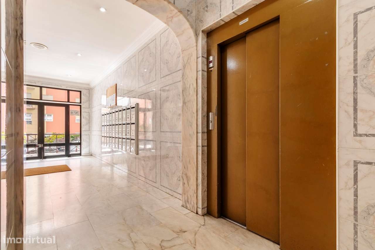 Apartamento T2 c/ 2 Lugares de Estacionamento e Terraço c/ 30m2 em Mem-43