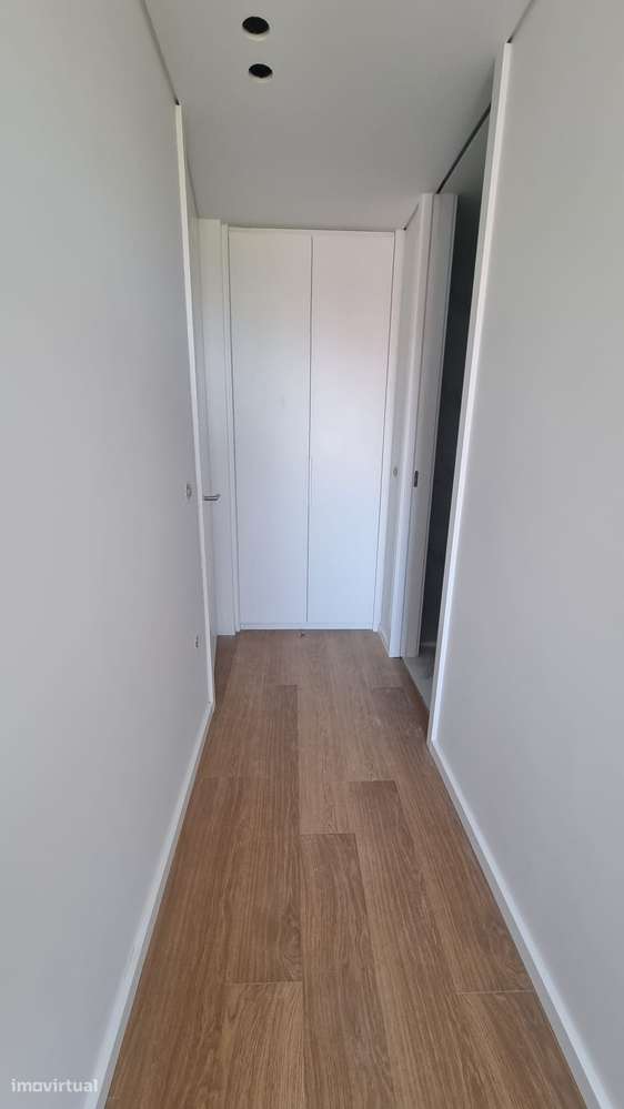 T2 novo com garagem, varanda e ar condicionado-8