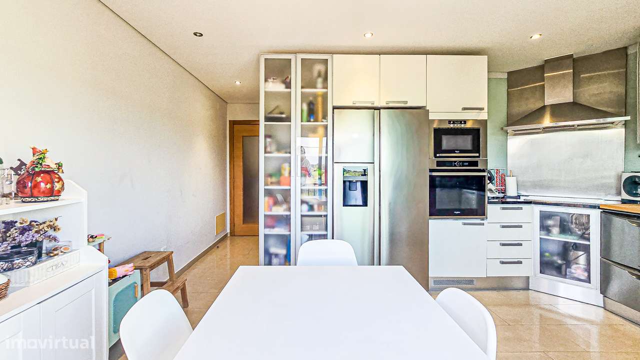 Apartamento T3 com varanda e garagem em Montijo-5