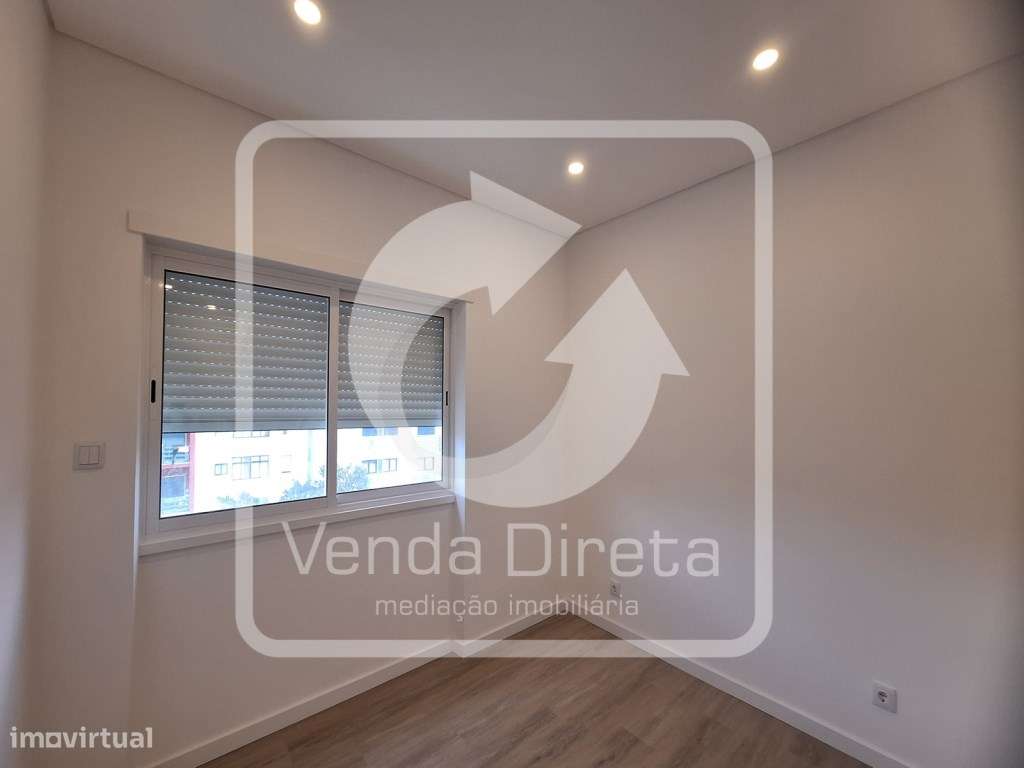 T4 totalmente remodelado no Barreiro com Varanda.-16