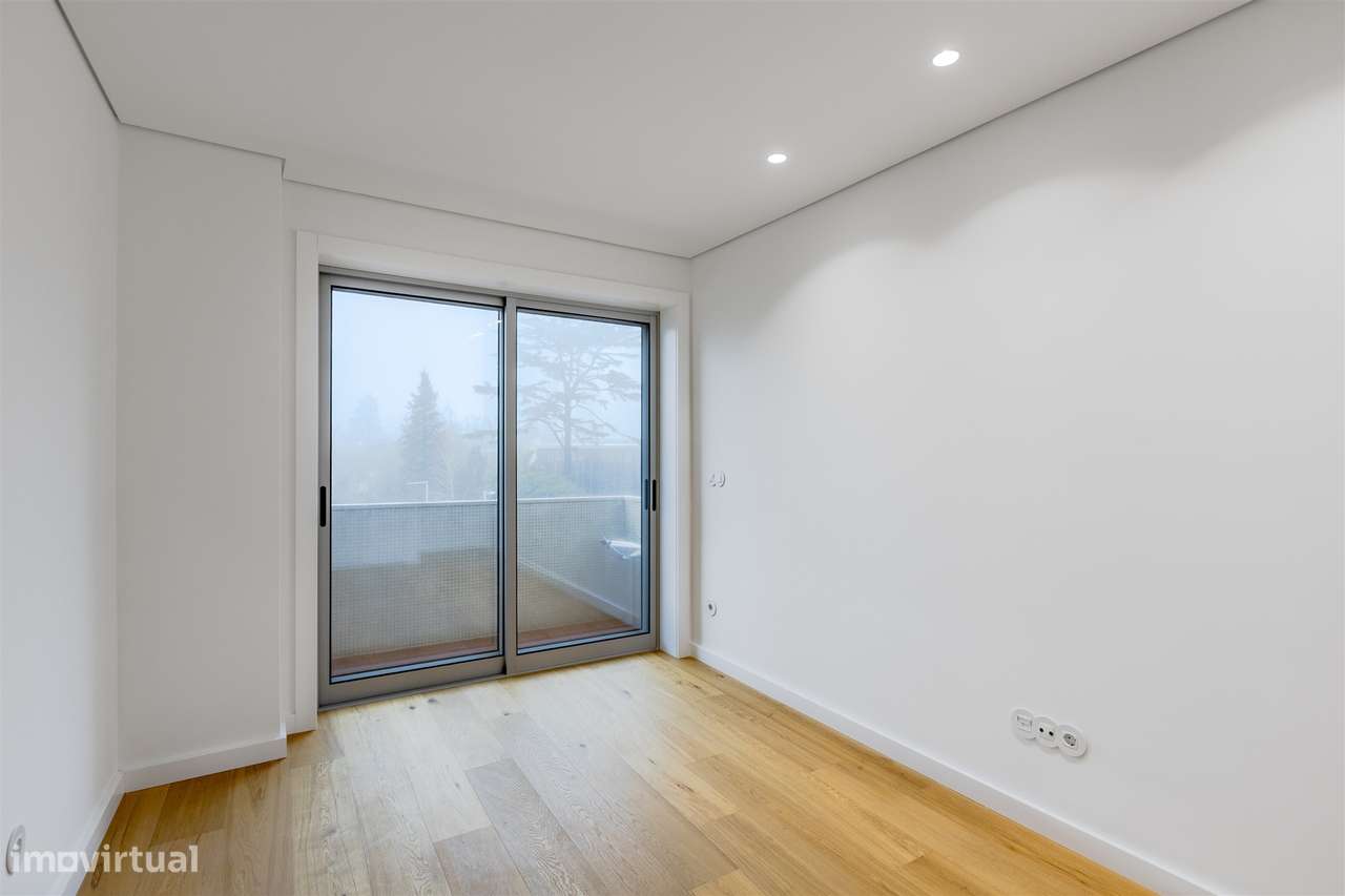 Apartamento T3 Renovado com Varandas na Avenida da Boavista-17