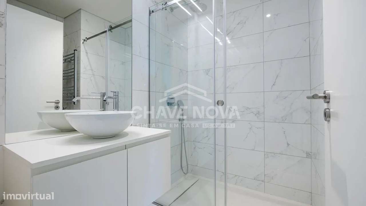 T4 com 241 m², Varandas Amplas e 3 Lugares de Garagem no Verde Vale-7