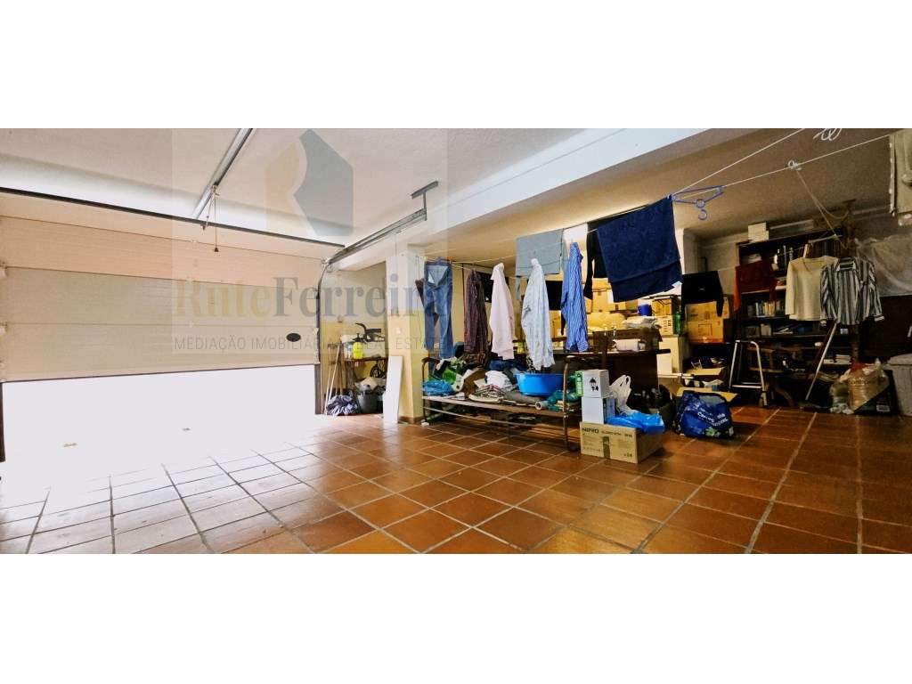 Moradia T5 com jardim privado e garagem !!-47