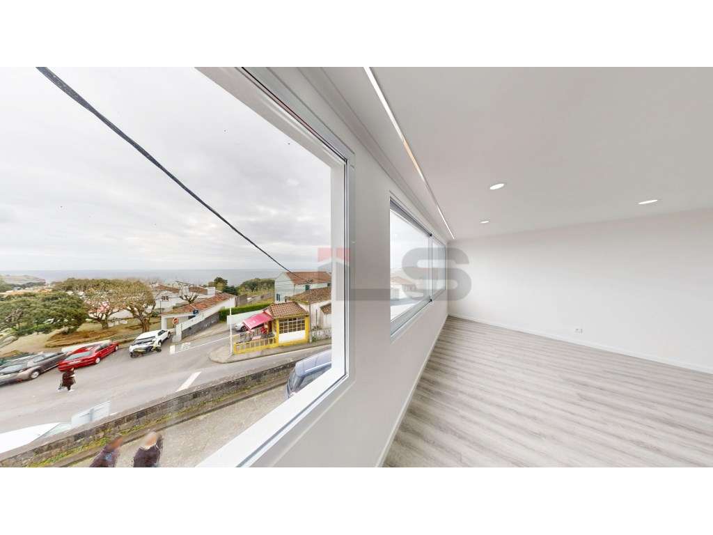 Moradia V1+1 Totalmente Remodelada com Vista Mar em Água de Alto-7