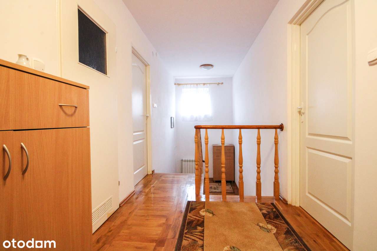 Dom z użytkowym poddaszem w spokojnej okolicy-10