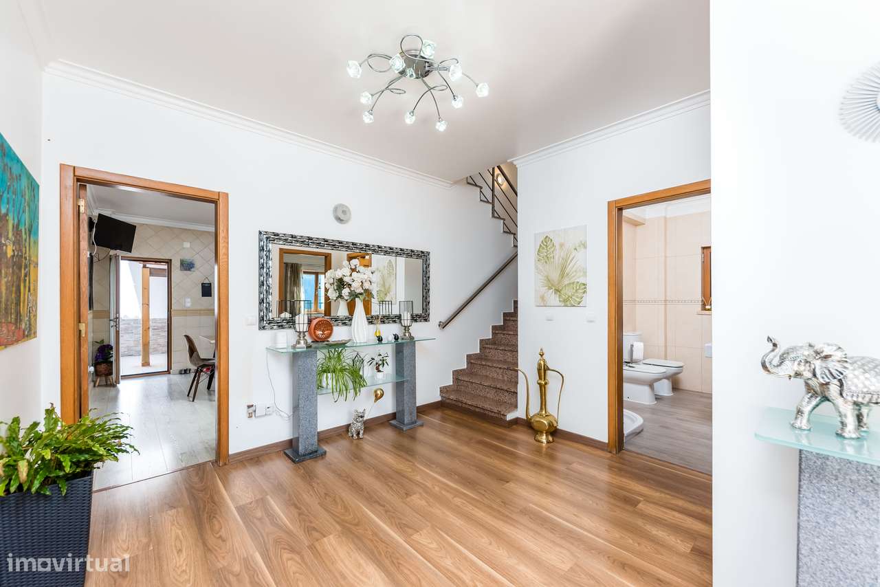 Moradia Isolada com 5 quartos| 2 Suite | Garagem e Sótão | 5m Metro-18