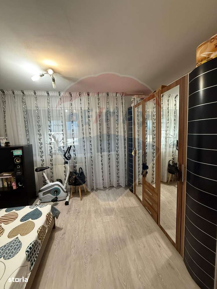 Apartament cu 3 camere de vânzare în zona Lapus-6