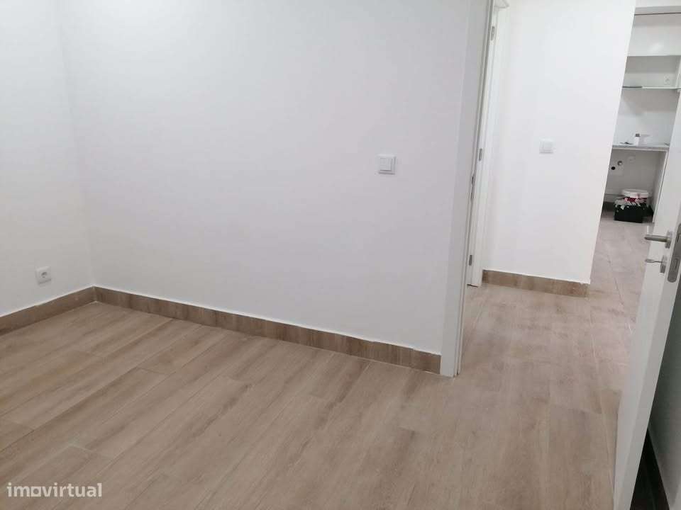 Vende-se apartamento T1 totalmente renovado na Pedrulha, Coimbra. - Grande imagem: 3/6