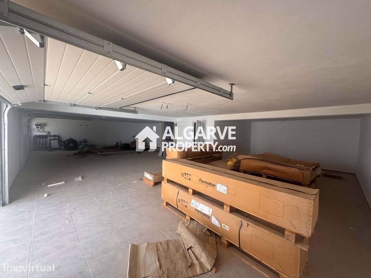 Moradia de Luxo T4 com Piscina e Vista Mar na Guia, Algarve-31